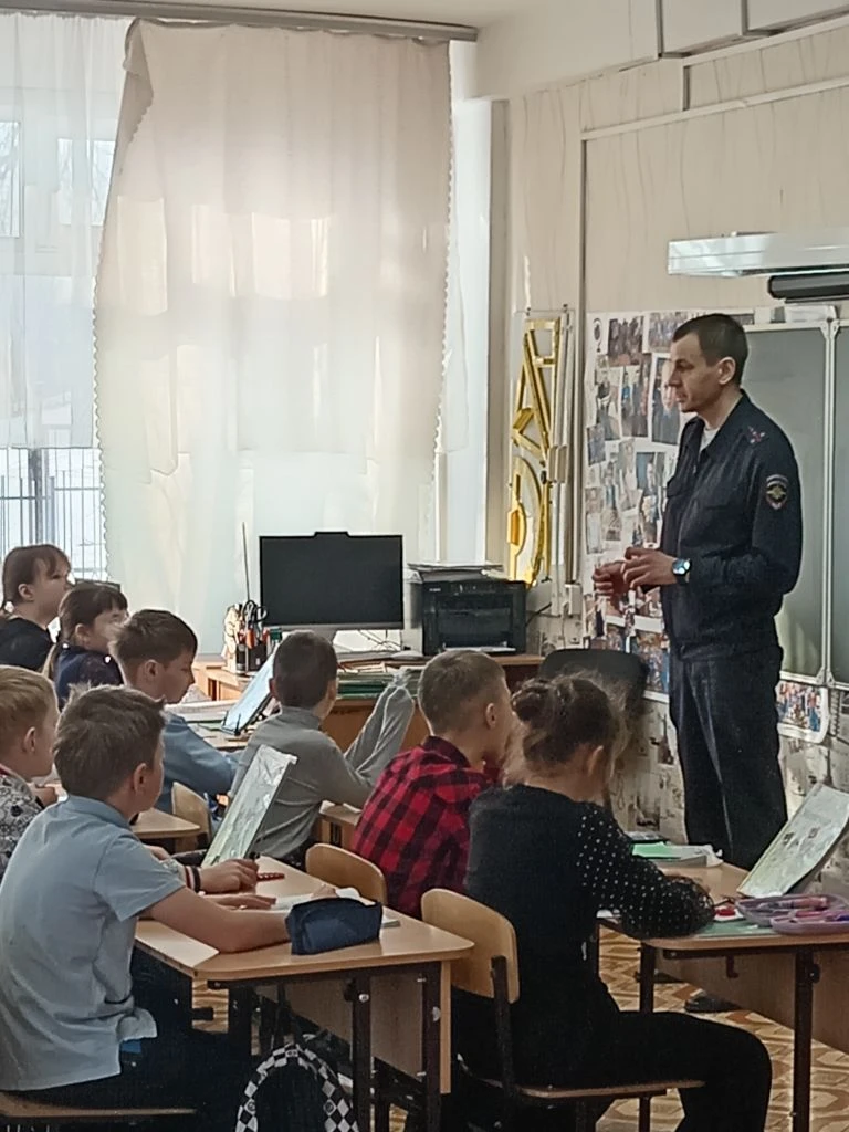 Сегодня, в преддверии весенних каникул, инспектор ГАИ по г. Сыктывкару Кулаков В. А. провел профилак