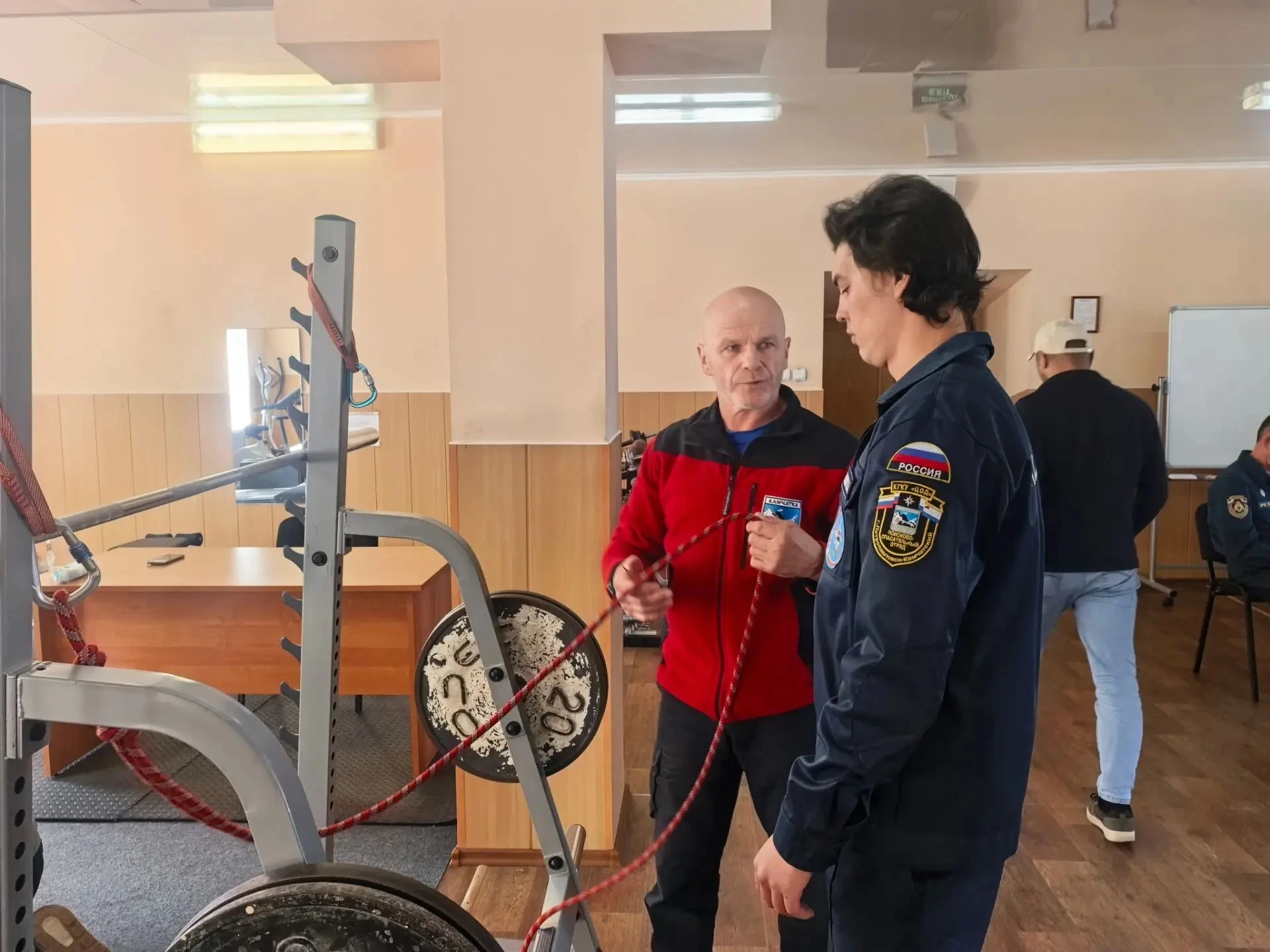 На Камчатке спасателей проверили на силу, знания и работу с компасом