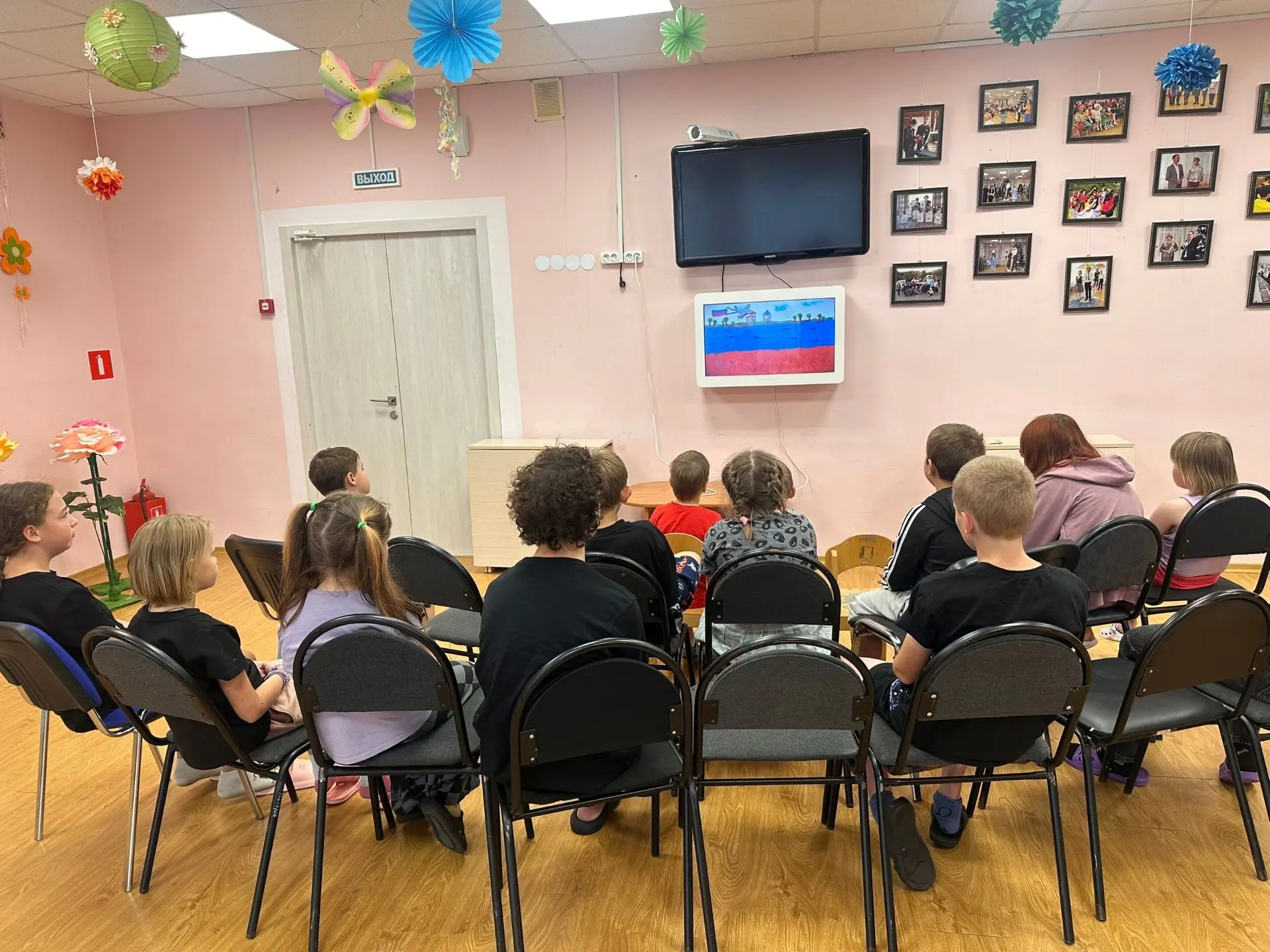 В преддверии Дня флага России в Центре помощи детям «Надежда» прошло познавательное зан...