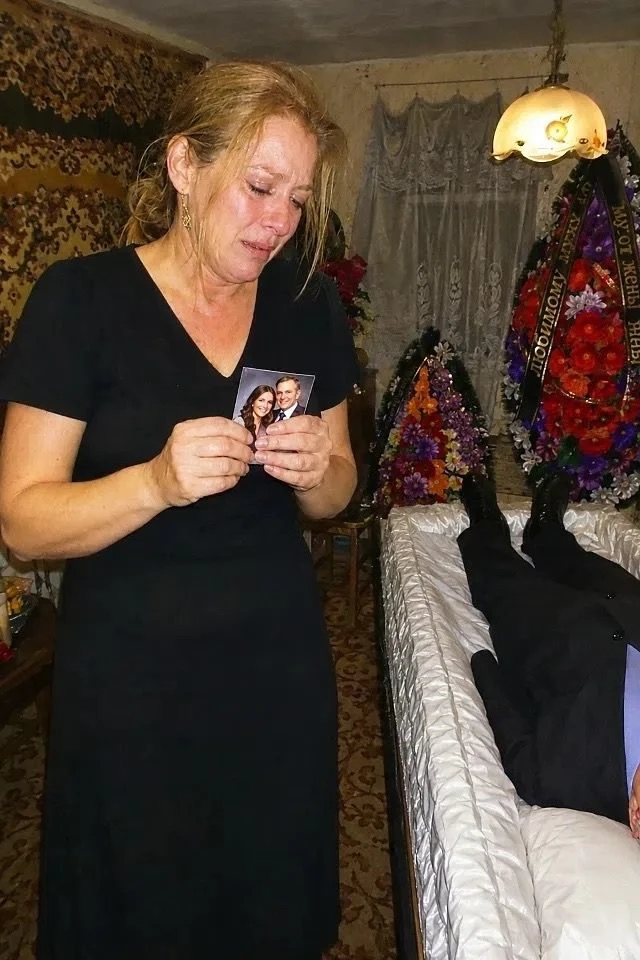 Вдова положила в гроб мужа снимок его любовницы и при всех сказала, что та скоро умрет....