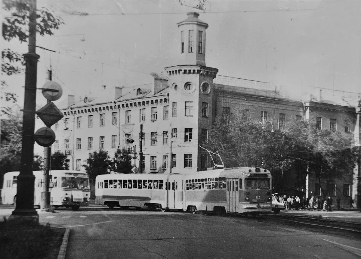 Магнитогорск 1970-х: маршрут №1 на проспекте Карла Маркс. Архивный кадр с городским тра...