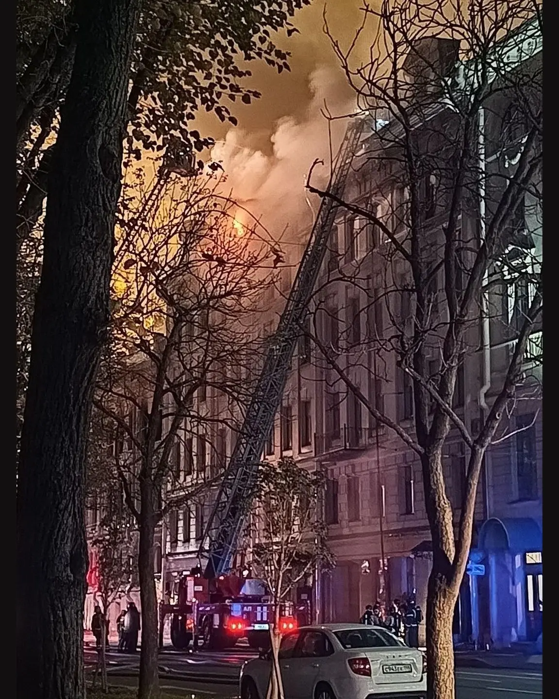 Пожар в особняке Миллера и соседнем здании могут тушить до утра, а после весь день прол...