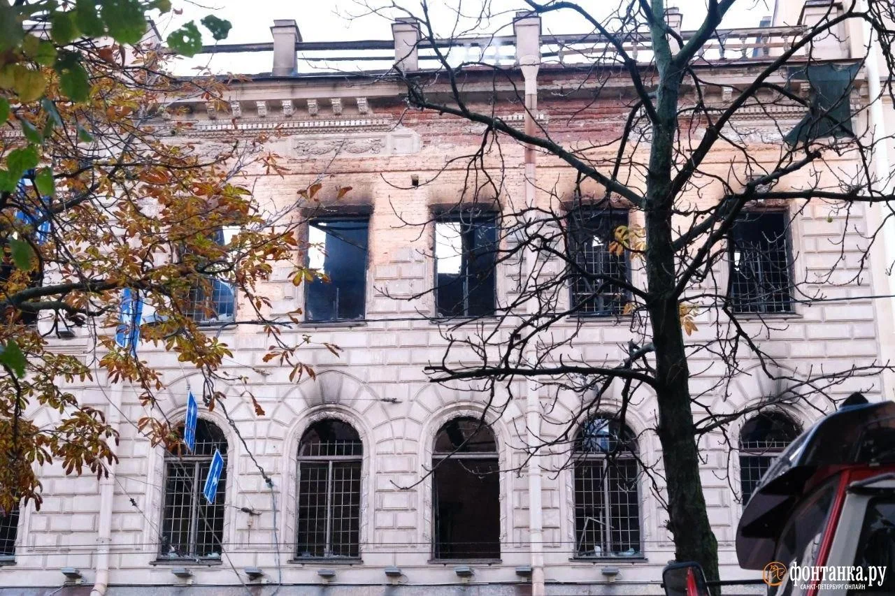 🙏🏻 Утро у Исаакиевского собора — напротив золотого купола теперь стоит обгоревший осо...