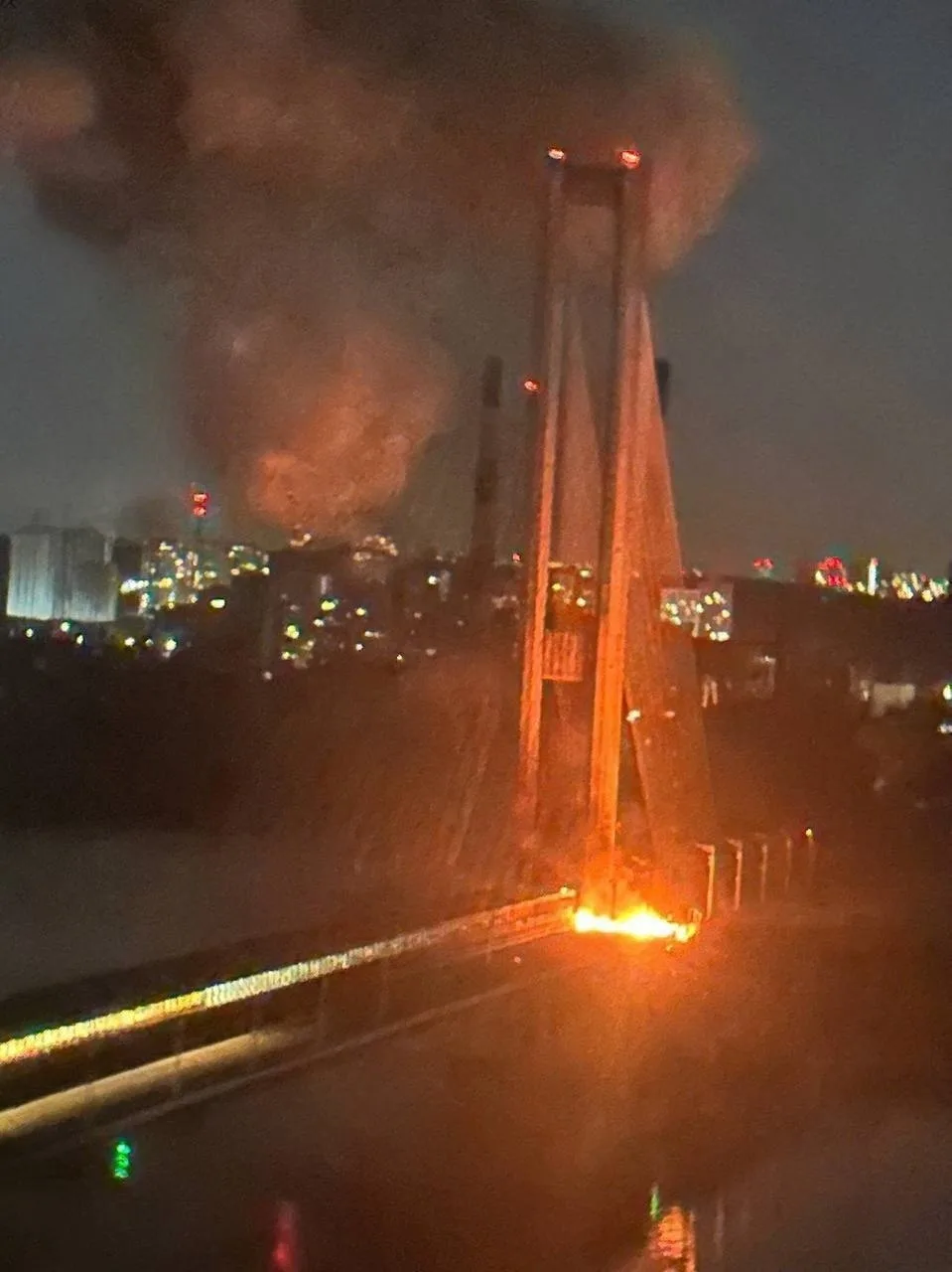 В Киеве вновь прилёты по Южному мосту.