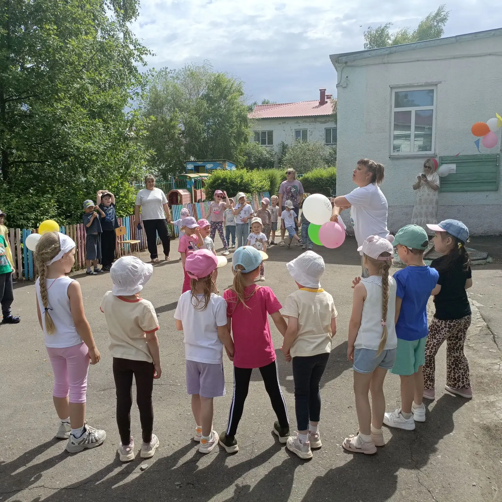 В дошкольных группах прошла игровая программа «Здравствуй, лето!»