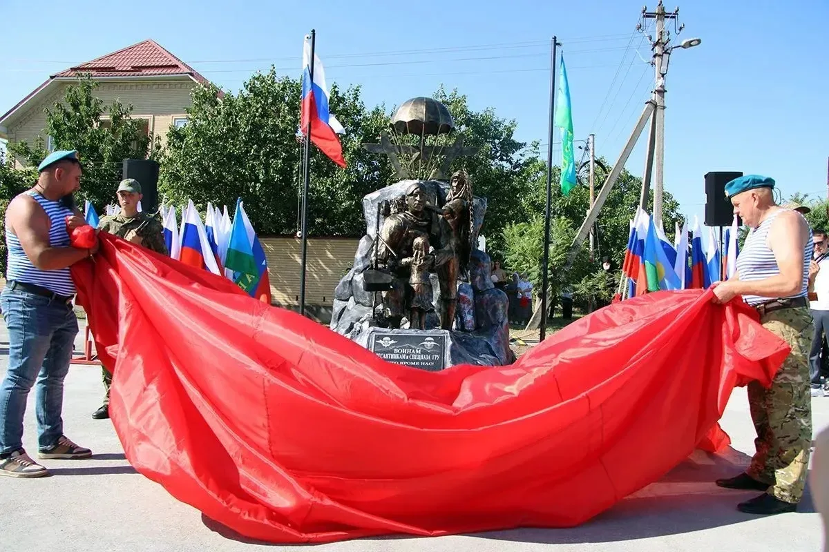 В Буденновске открыли памятник воинам-десантникам и спецназа ГРУ

Мемориал установлен при входе в па