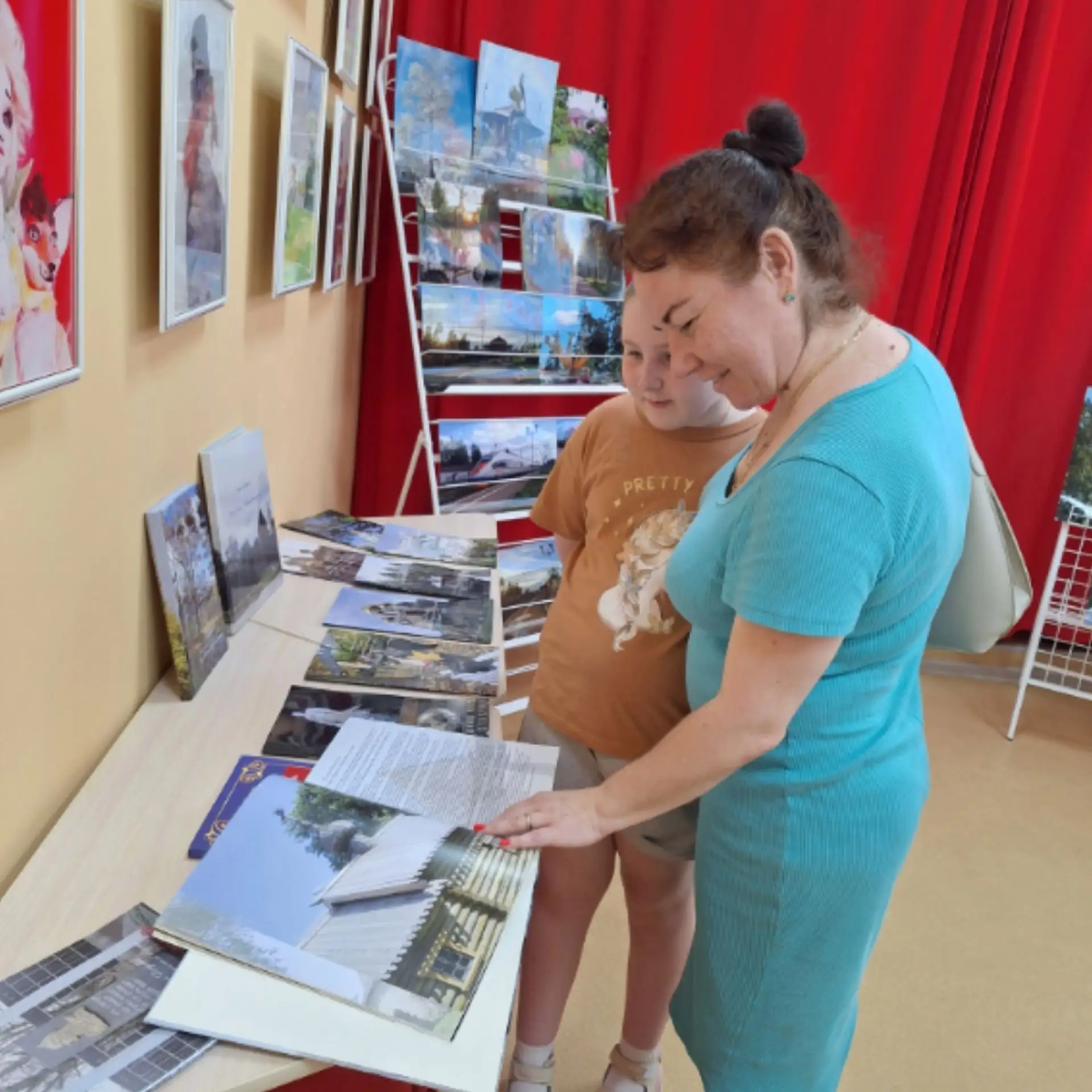 Маловишерцы и гости города продолжают знакомиться с фотовыставкой Марины Александровны Петровой "Кра