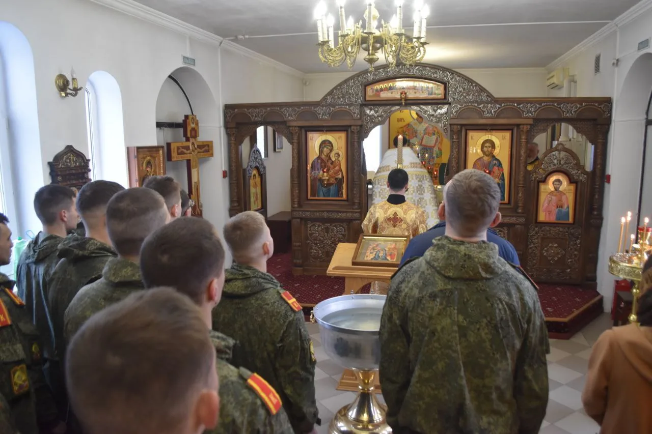 ВОЕННОСЛУЖАЩИЕ КВВУ ИМЕНИ ГЕНЕРАЛА АРМИИ С.М.ШТЕМЕНКО ПРИНЯЛИ УЧАСТИЕ В МОЛЕБНЕ И КРЕЩЕНСКИХ КУПАНИЯ
