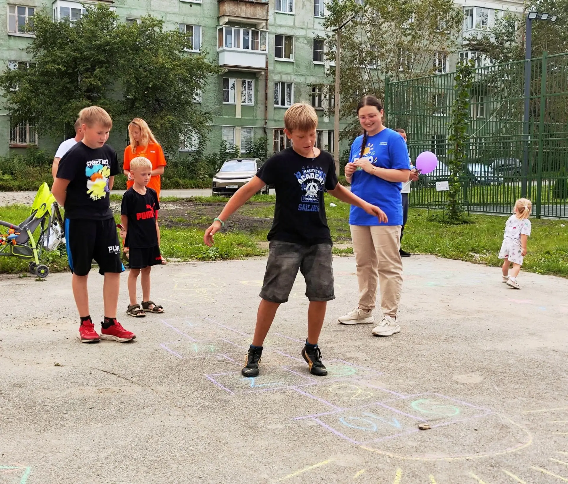 В Озерске стартовали игры нашего двора!

На новой спортивной площадке за ДК «Маяк», которую уже проз