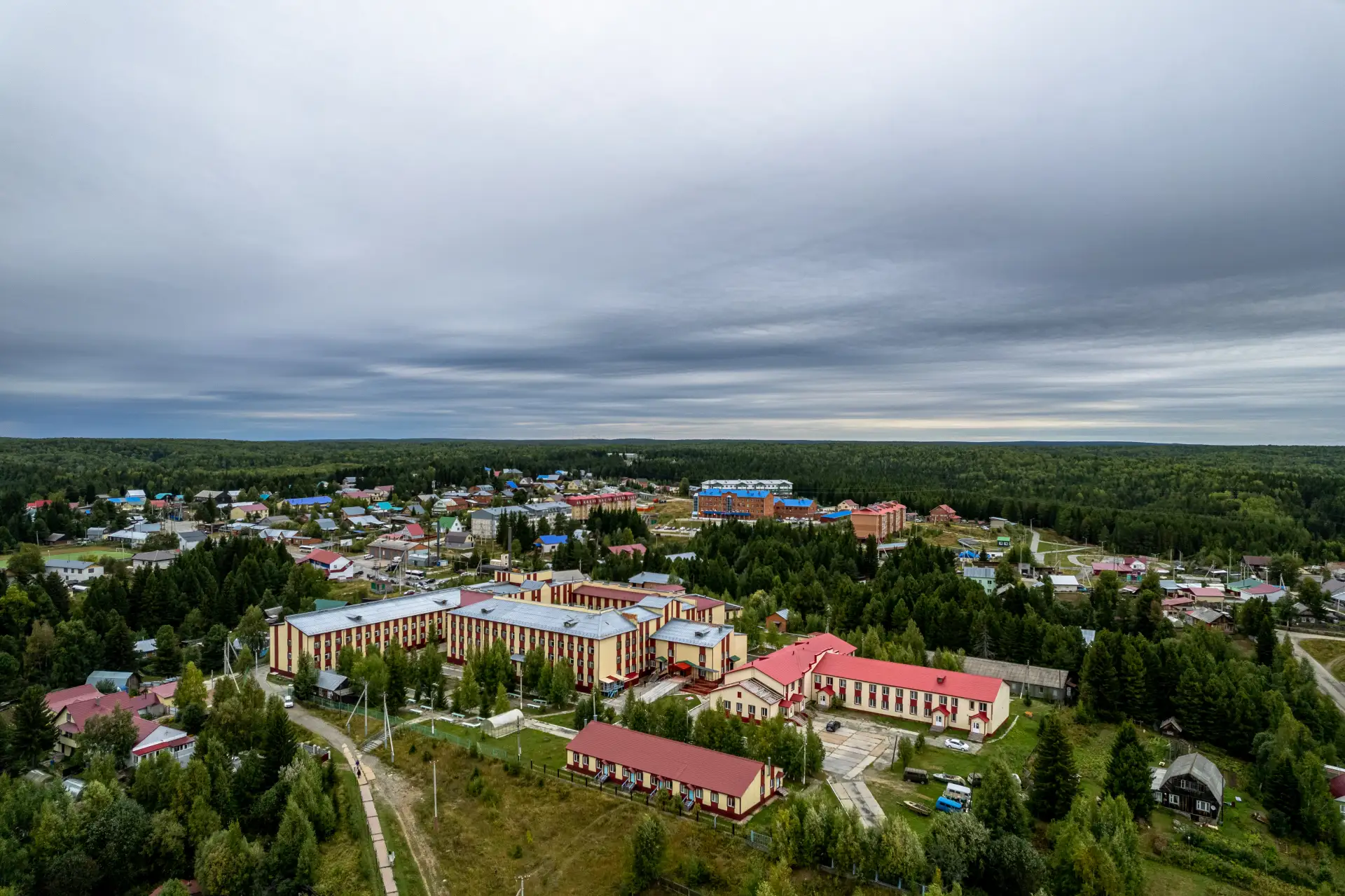 Белокуриха славится азотно-кремнистыми радоновыми водами, лечебными грязями, минеральными источникам