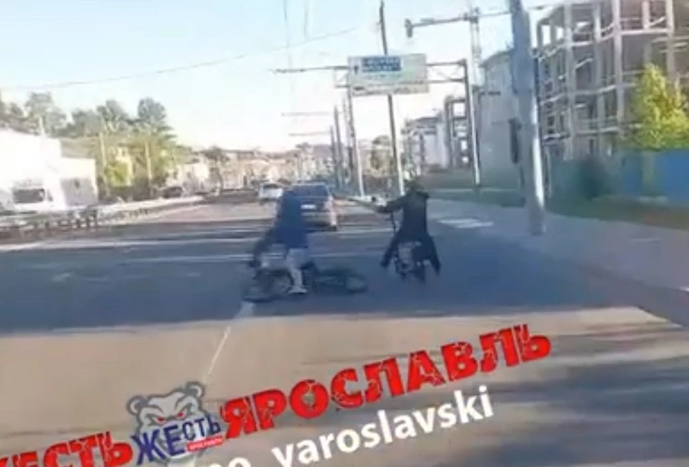 Самокатчик и велосипедист устроили ДТП на ярославской магистрали