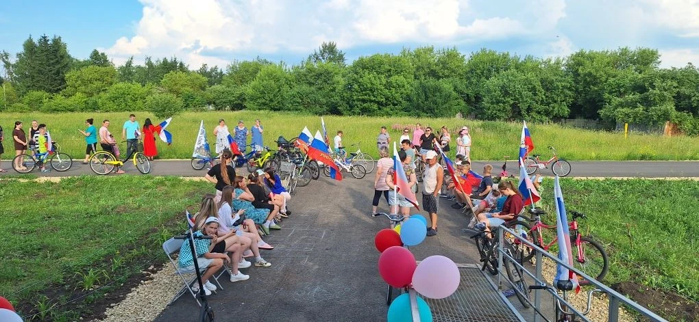 В с.Языково отпраздновали День России!!!На площадке около модульного клуба методист по клубной работ