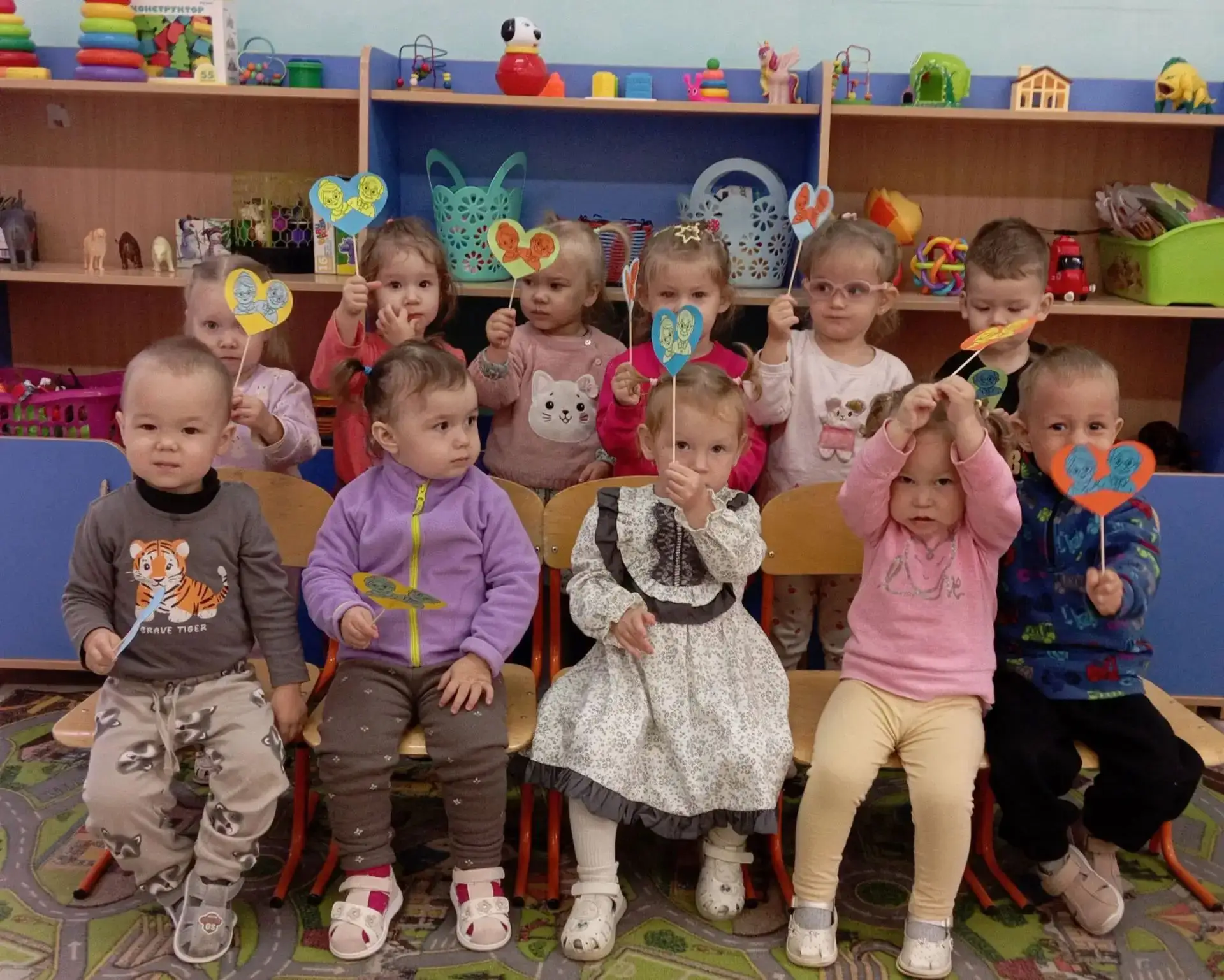 ✨#Малыши_крепыши34 из группы "Радуга" поздравили бабушек и дедушек с Днём пожилых людей!✨
