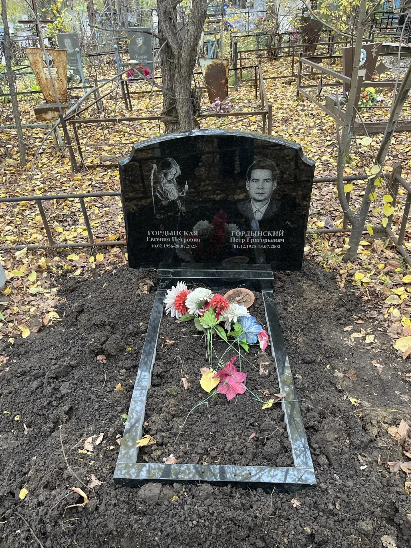 Выполнили установку семейного памятника.