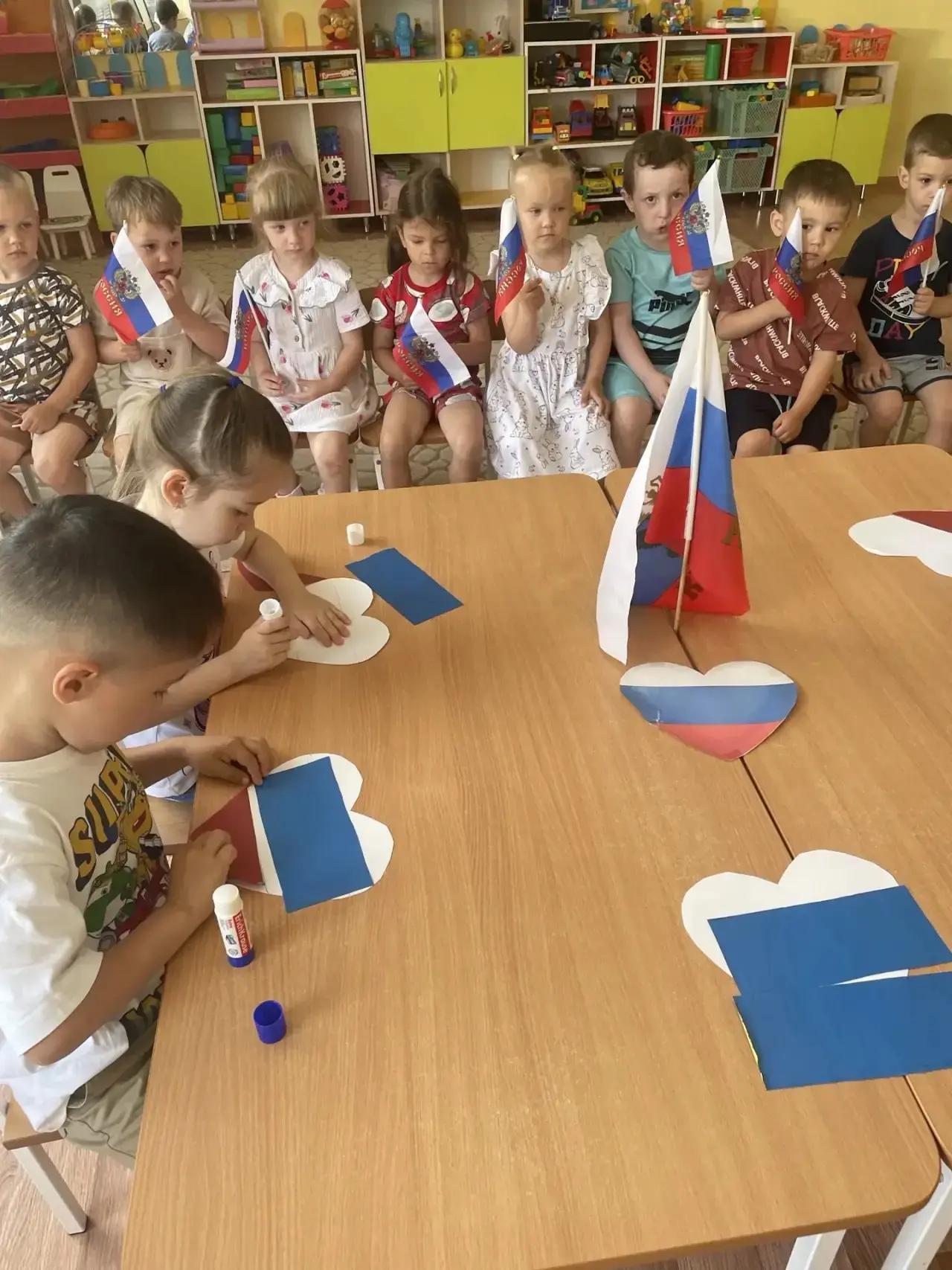 В преддверии государственного праздника — Дня России — во второй младшей группе прошли празднично-по