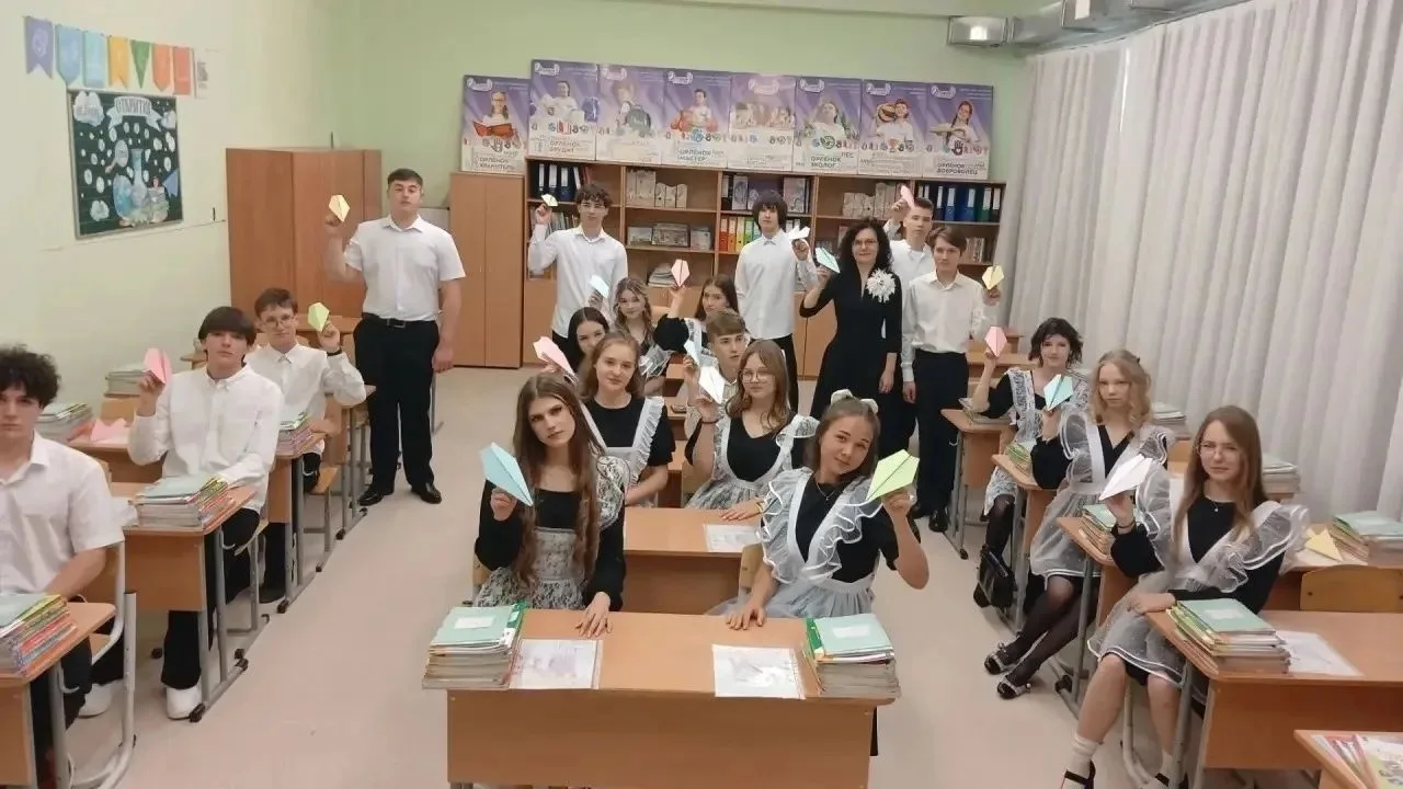 День знаний в Михайловске: школьная традиция «самолётики Навигатор» для первоклашек htt...