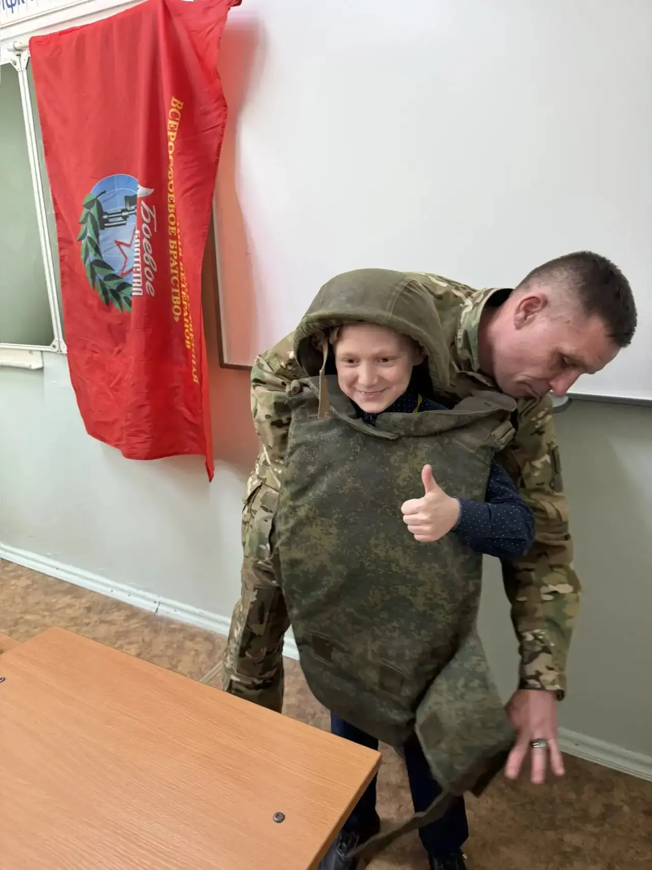 🎖️В день годовщины начала специальной военной операции к ребятам 4 «Д» класса пришли настоящие герои