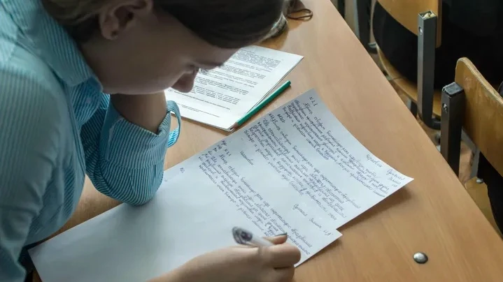 Выпускница школы №2 стала «стобалльником» по двум предметам ЕГЭ.
Выпускница школы №2 Наталья Корольк