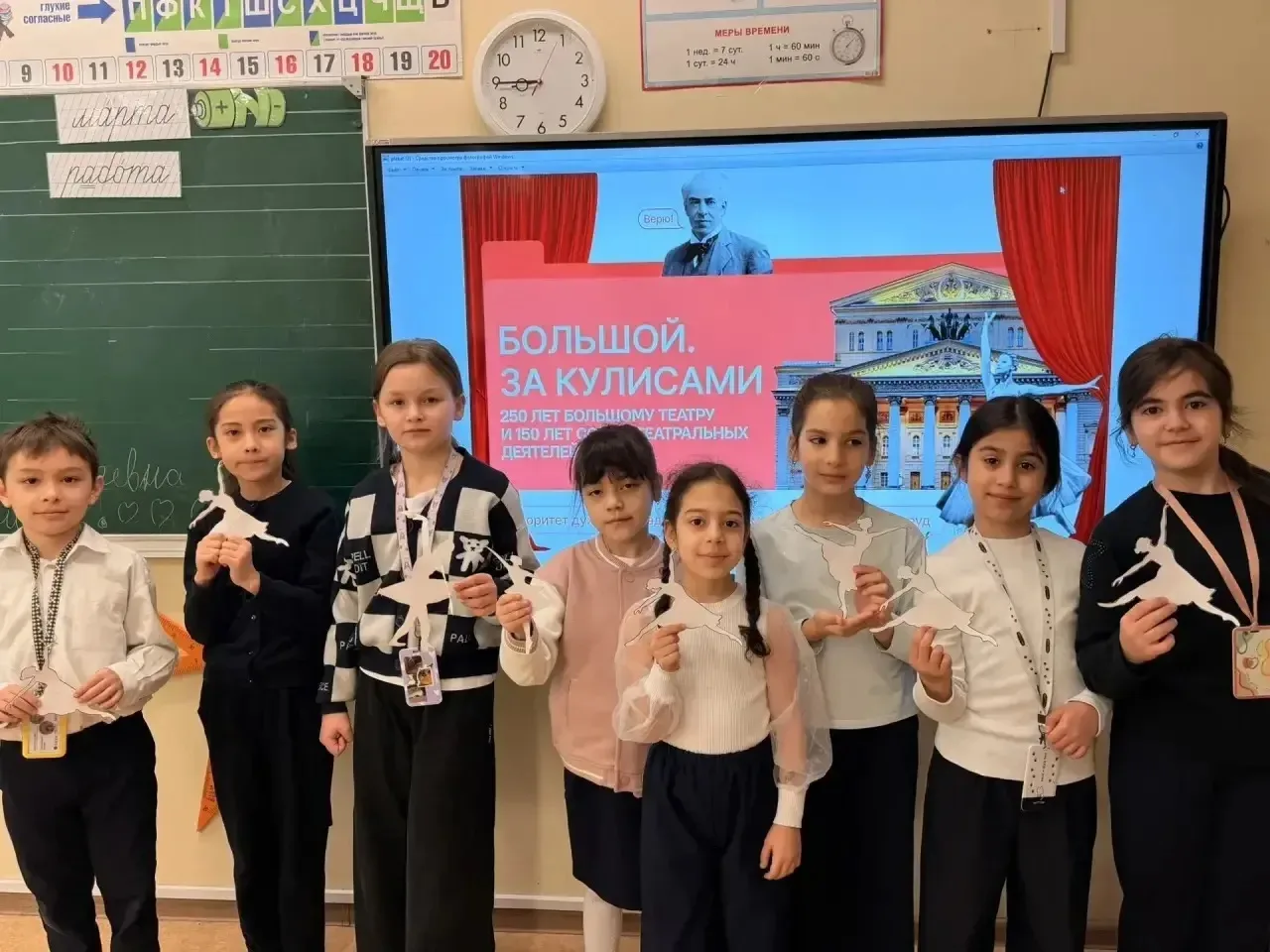 🇷🇺 Мы начинаем новую учебную неделю с исполнения гимна и поднятия флагов.   🏛️ В МАОУ СОШ №17 прошло