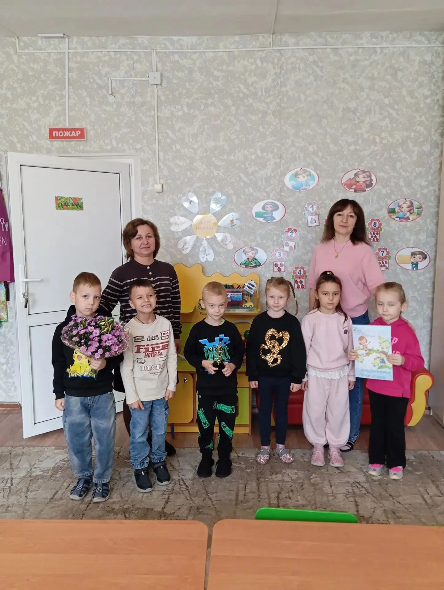 В Международный день музыки ребята старшей группы поздравили музыкального руководителя....
