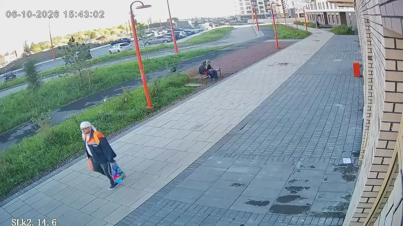 Порыв ветра сорвал металлический лист, который упал с девятого этажа прямо к ногам деву...