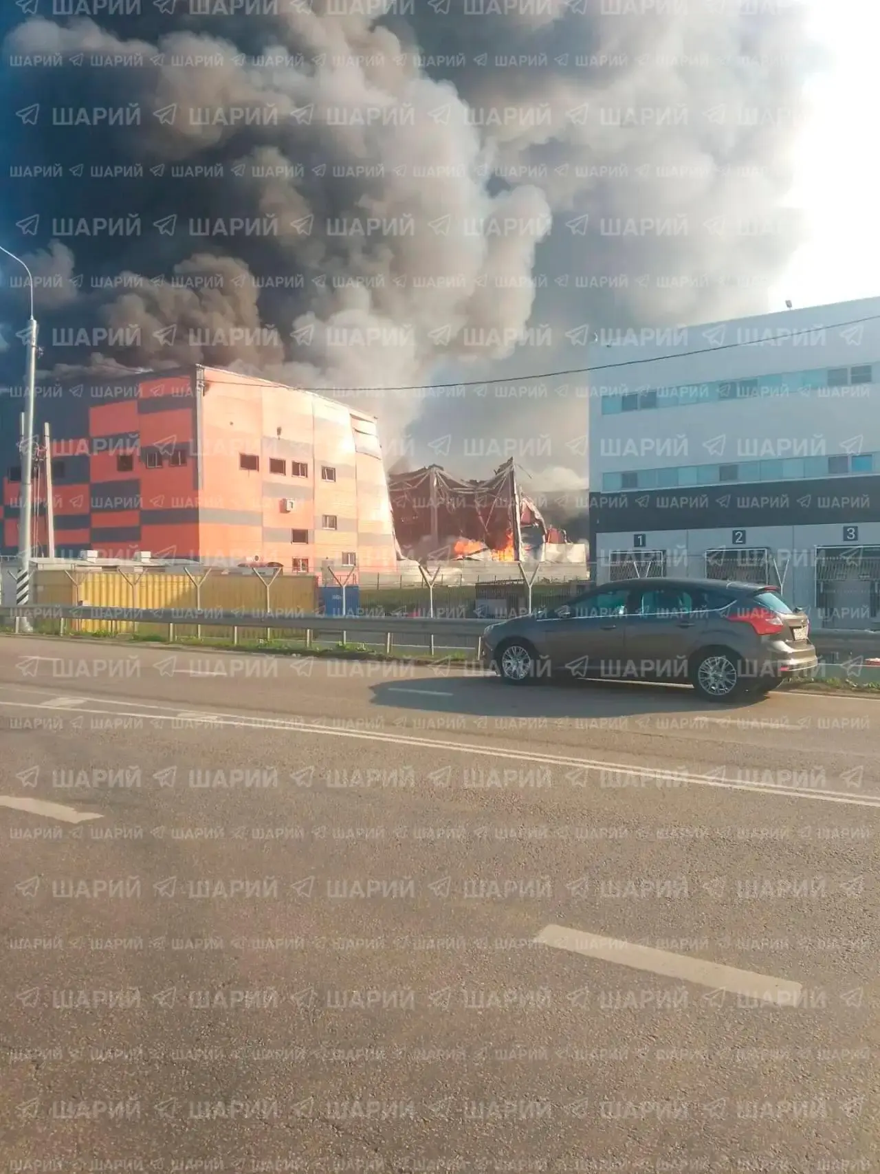 Кадры сегодняшнего прилёта БПЛА по многоэтажке в Чехове Московской области.