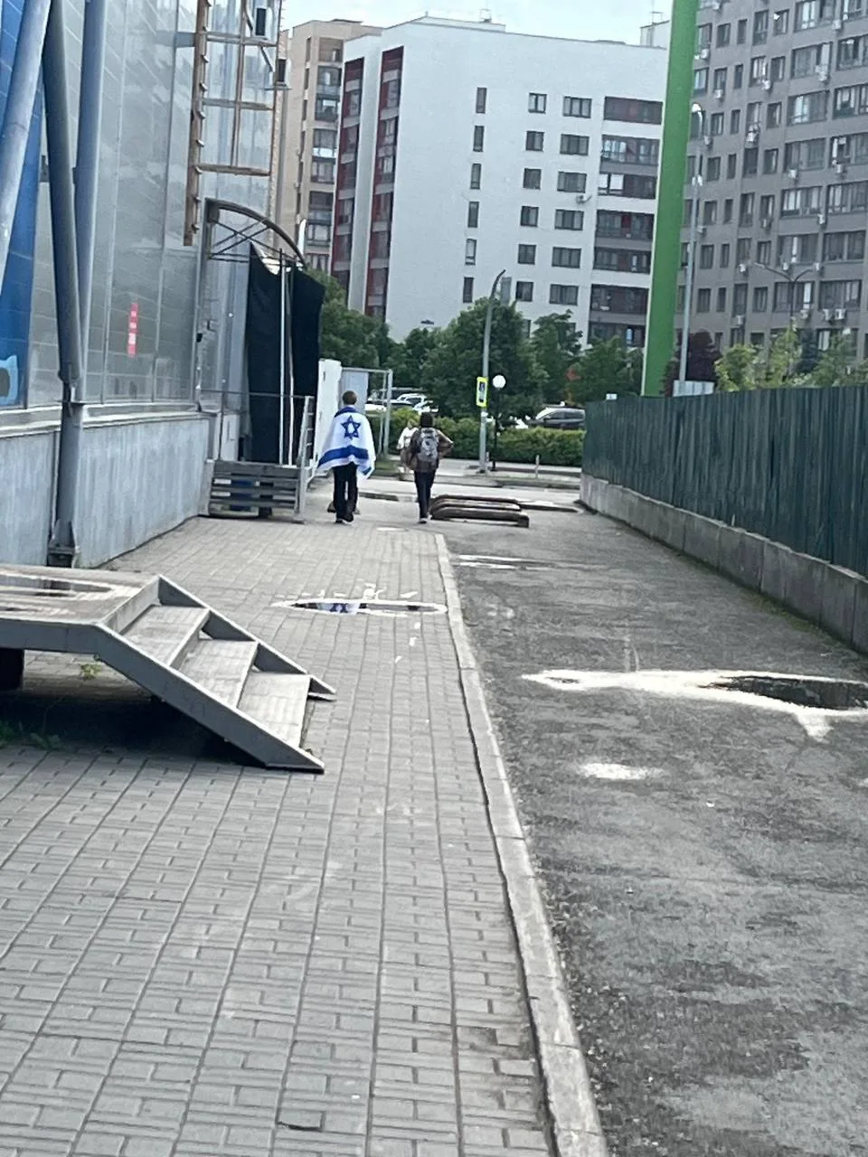 В Тюмени, возле тц Зеленый Берег, ходил подросток с флагом Израиля на спине