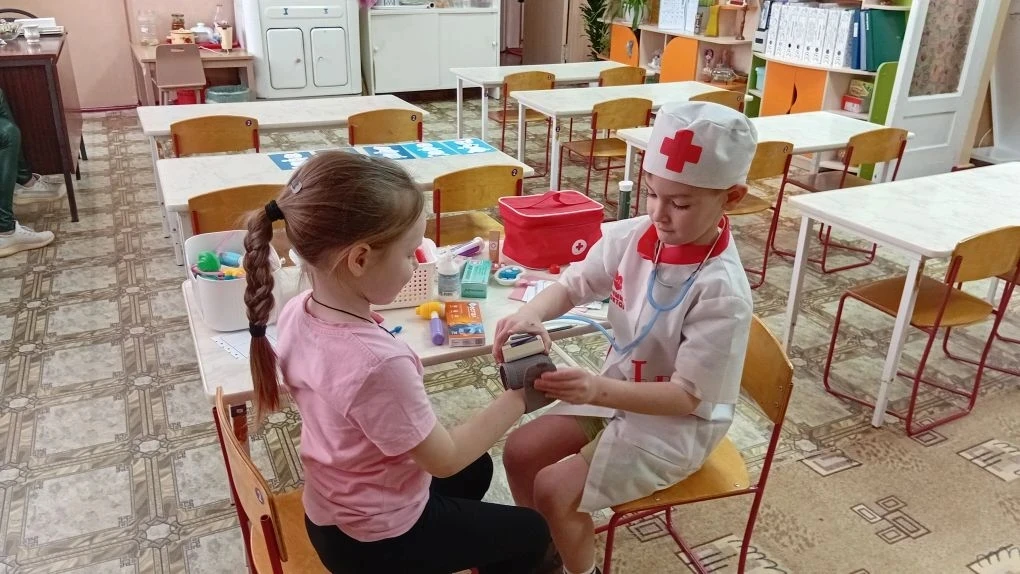 🏥 Не просто игра, а подготовка к жизни! 
Лето — время не только для бега и песка, но и для очень се