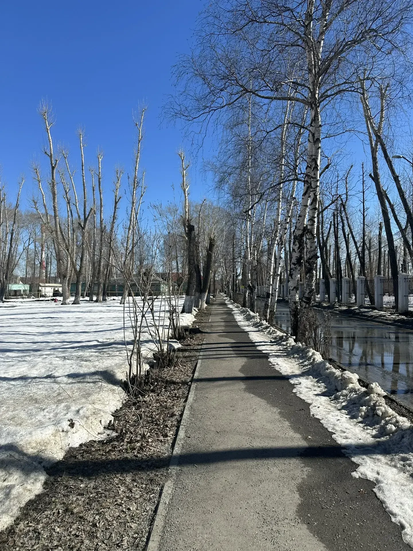 Март всё