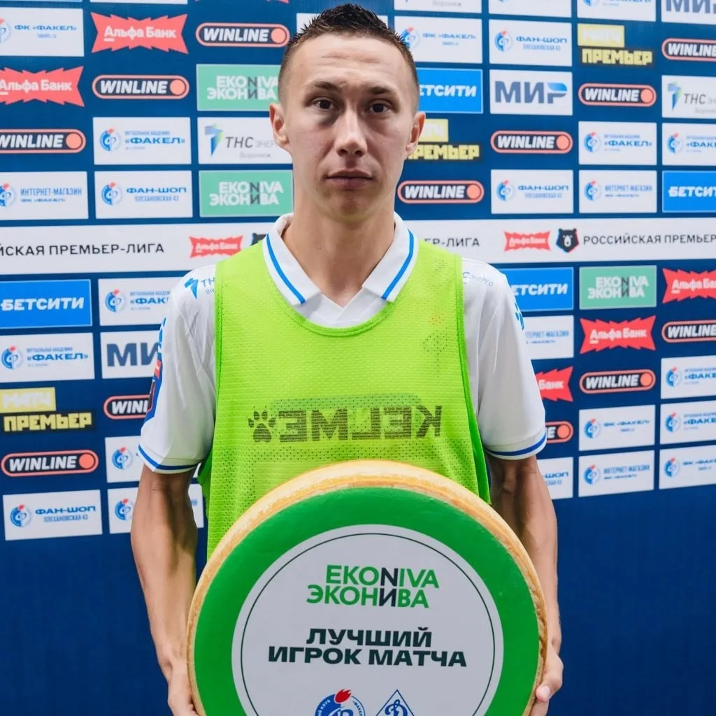 😳🧀 Спонсор-партнер «Факела» подарил сыр весом 15 кг лучшему игроку проигравшей команды во вчерашне