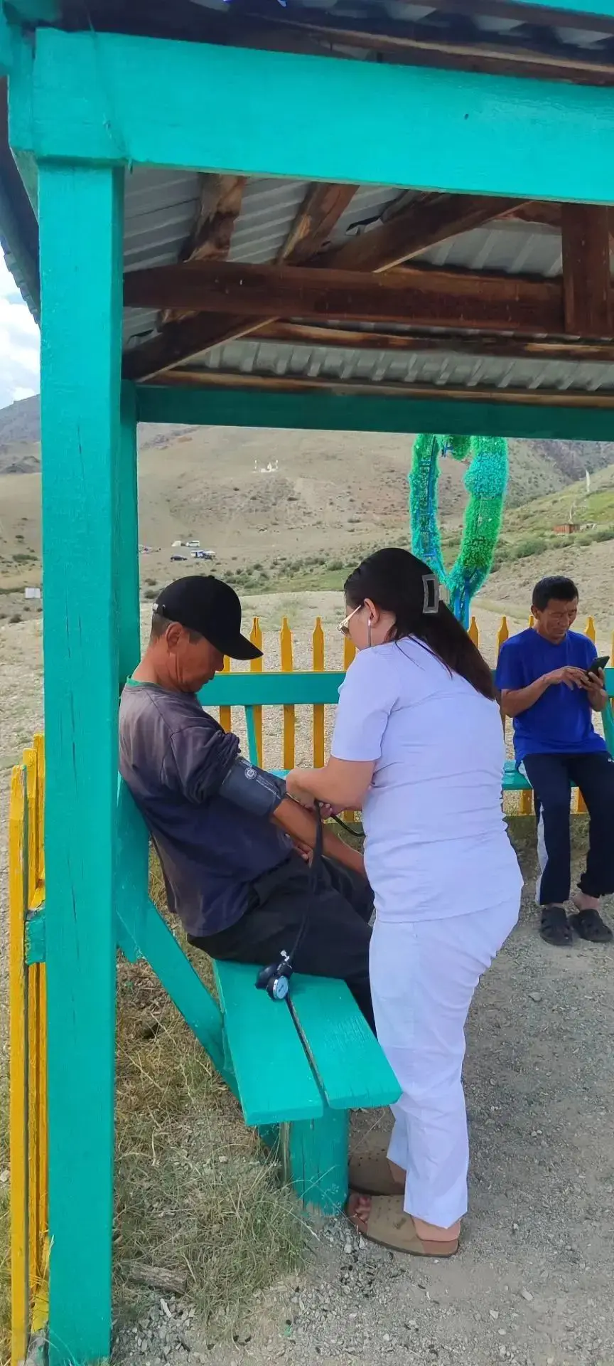 В выездной день четверга бригада, состоящая из врачей и медицинских сестёр поликлиники ...