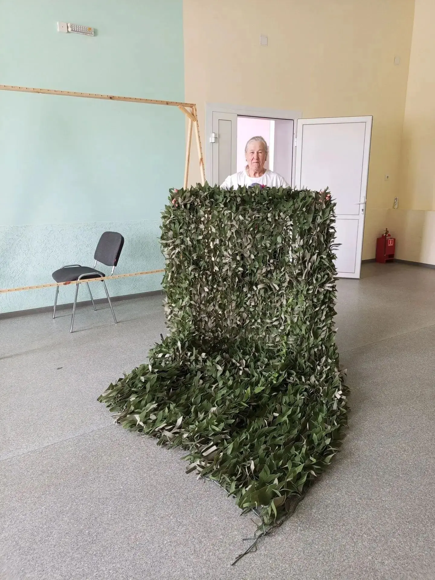 Ещё одна маскировочная сеть готова!

В Доме культуры с. Мазурово завершились работы по созданию очер