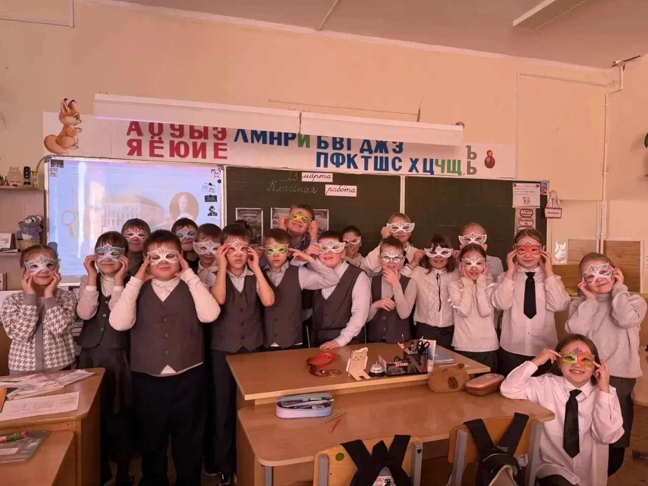 ПОНЕДЕЛЬНИК🇷🇺 РАЗГОВОРЫ О ВАЖНОМ🇷🇺  23 марта во всех школах страны прошёл классный час из цикла «Раз