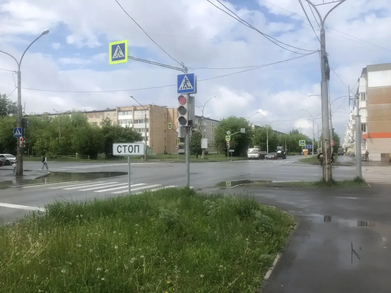 19-20 мая на перекрёстке Каменская – Калинина заменили старые светофоры.   С 2005 года там стояли ла