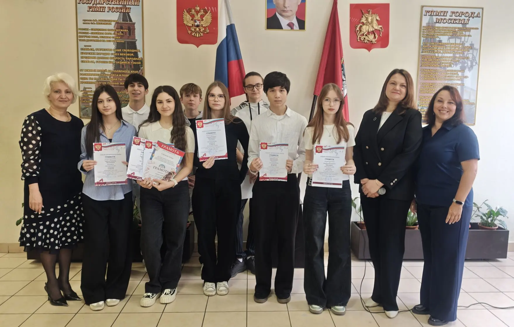 🇷🇺 Утро начинается с важного! ✨  Новая учебная неделя в школе началась с торжественной линейки: выно