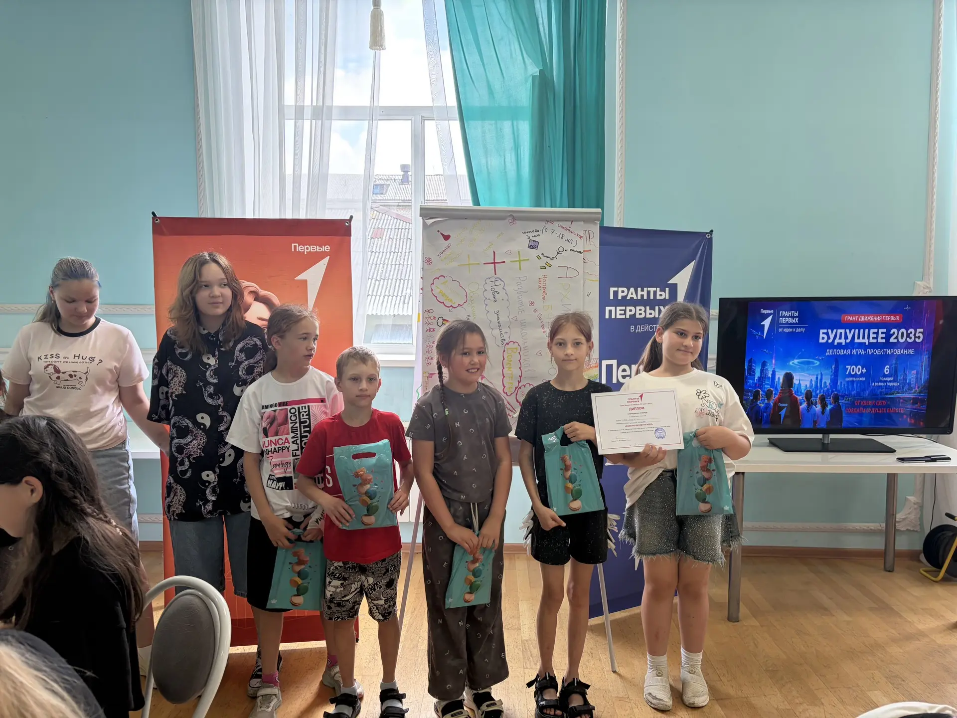Яркий день в пришкольном лагере✨

Сегодня у ребят был по‑настоящему насыщенный день: они отправились
