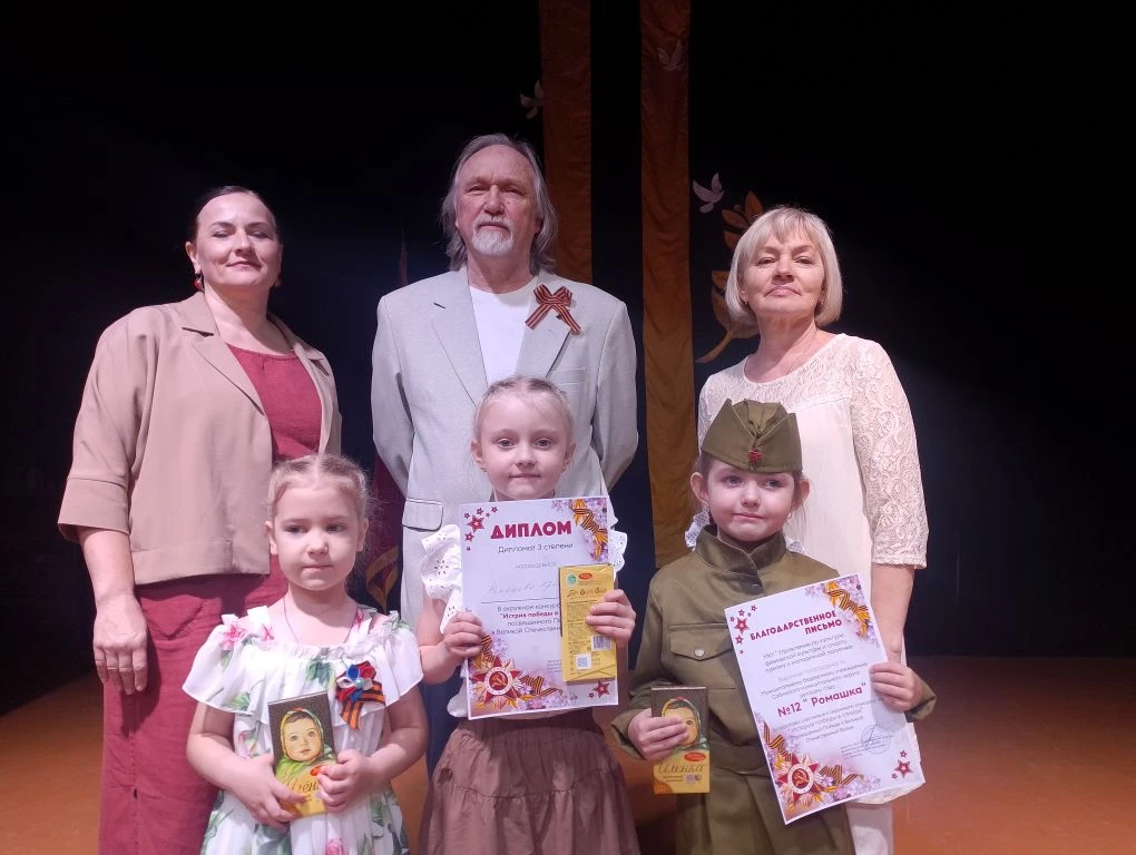 Принимают поздравления наши девочки из старшей группы "Божья коровка" 👏👏👏