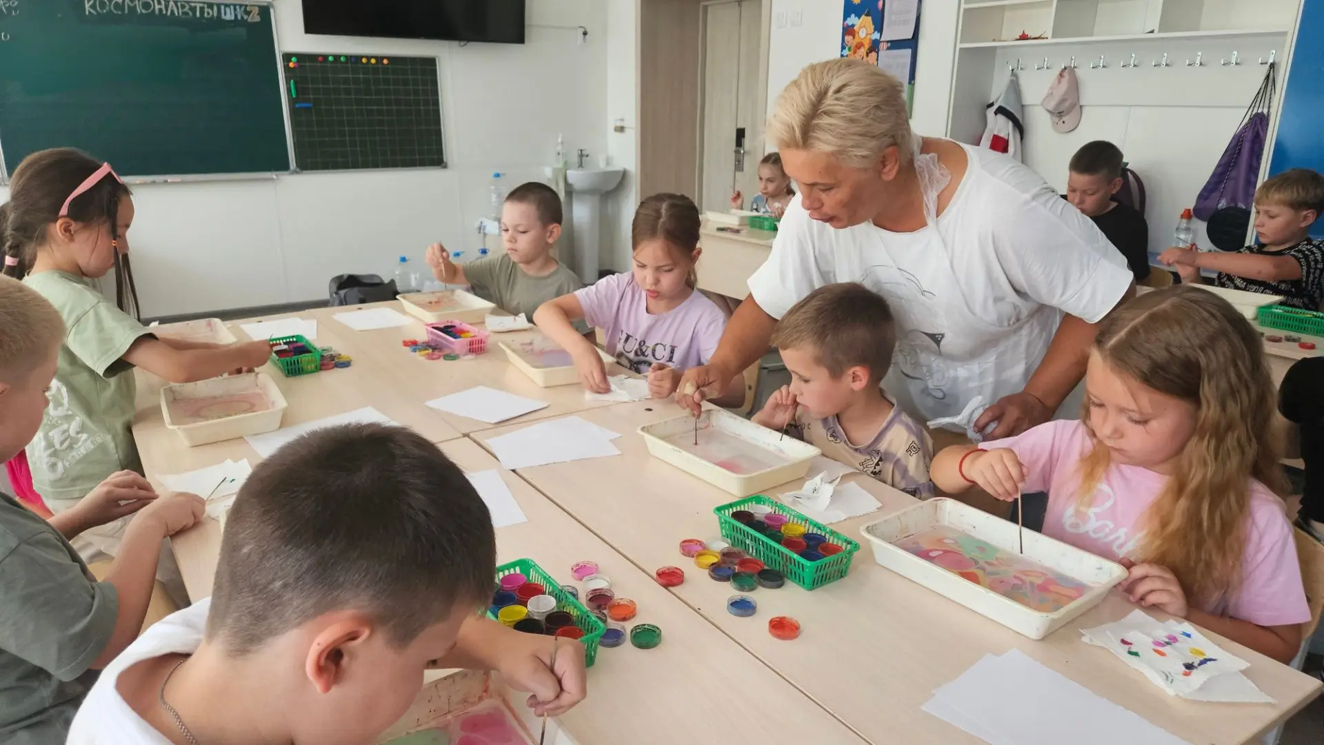 🎨 Волшебство на воде: творческий день в лагере «Зелёная планета»! 🎨

8 июля воспитанники нашего ла