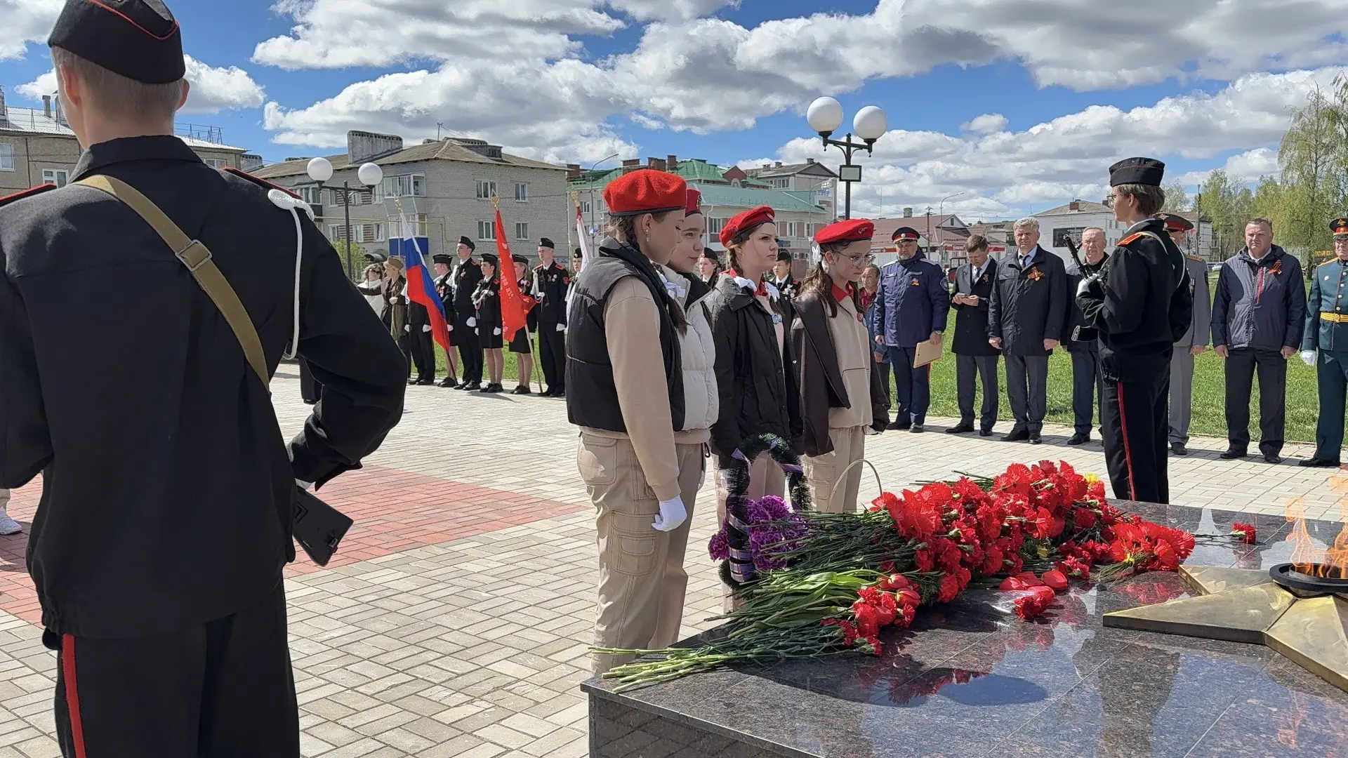 Жители Советского района возложили живые цветы и гирлянду к памятнику «Никто не забыт, ничто не забы