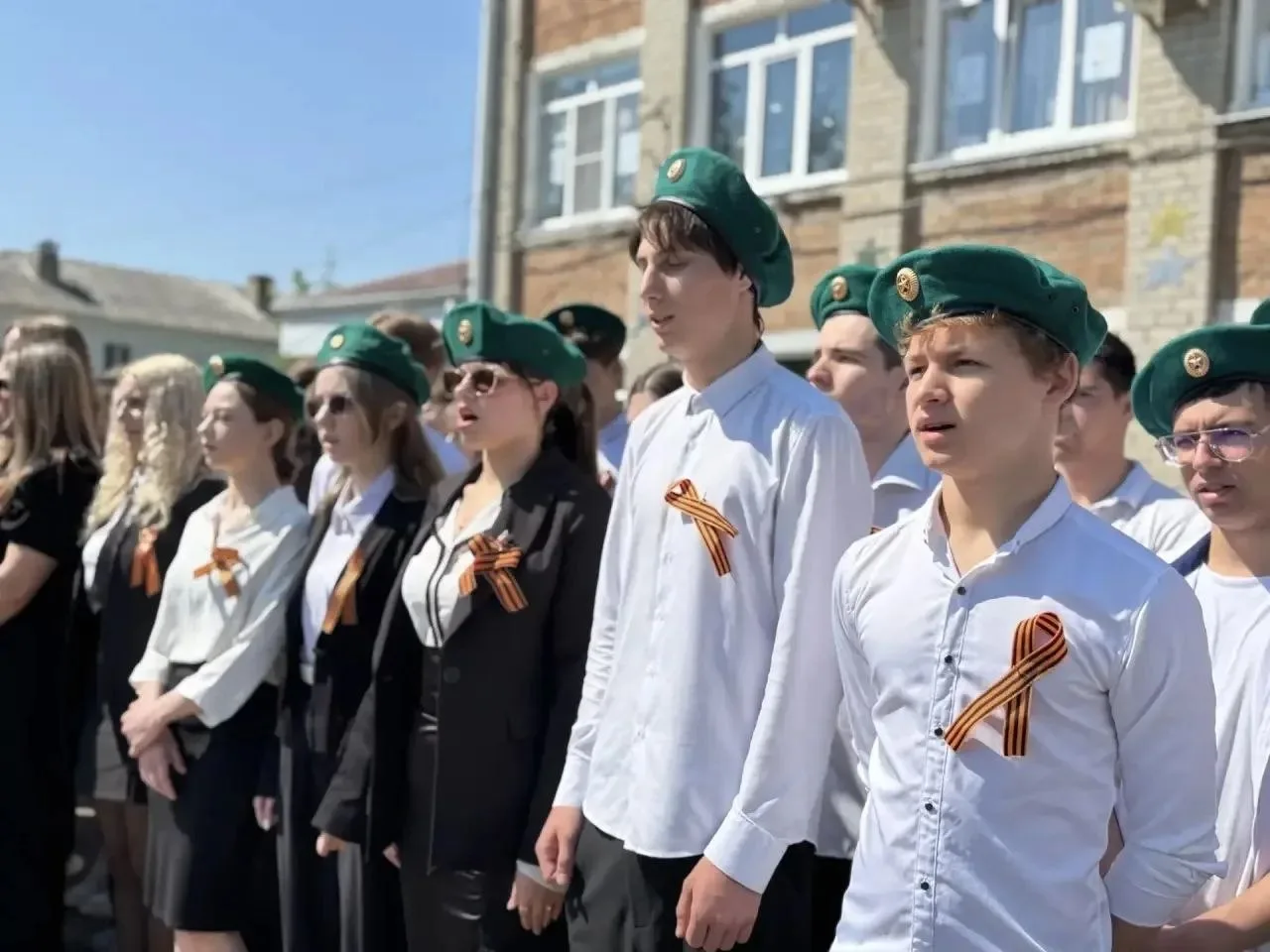 🚩Сегодня в городской школе №3 прошла торжественная линейка, посвященная Дню Победы.  На мероприятии 