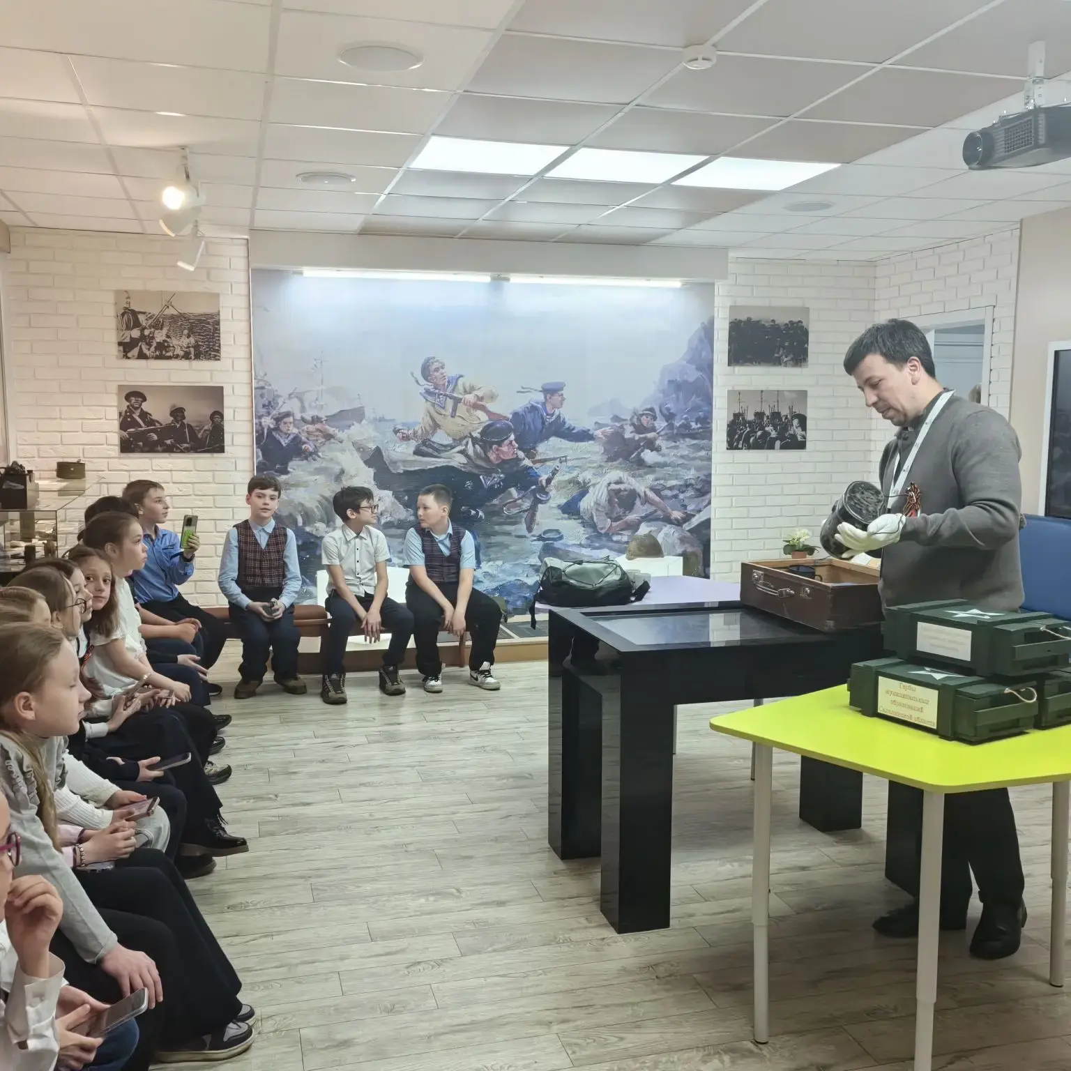 «Орлёнок» и память поколений: третьеклассники посетили Музей Боевой Славы МАОУ СОШ № 6 г. Холмска ⁣ 