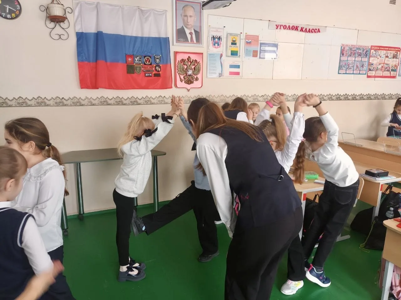 ДЕНЬ КНИГОДАРЕНИЯ: 11а VS 2е. ПОБЕДИЛА ДРУЖБА! 🔥  Как приучить младшеклассников к чтению? Легко, есл