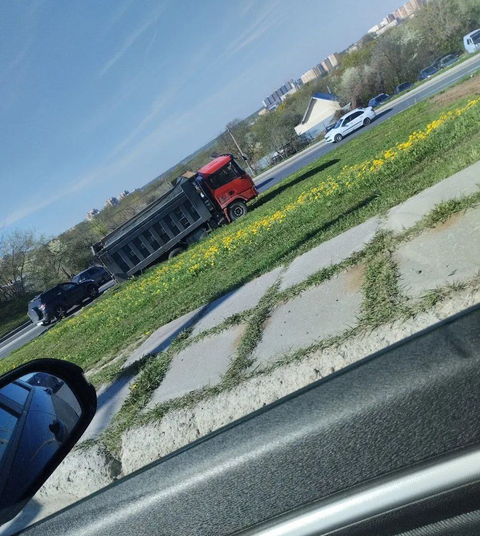 Самосвал выехал на газон и теперь застрял на развязке у рынка.   Подписаться