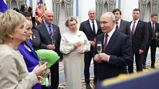 Путин наградил педагогов и наставников участников программы "Время героев"