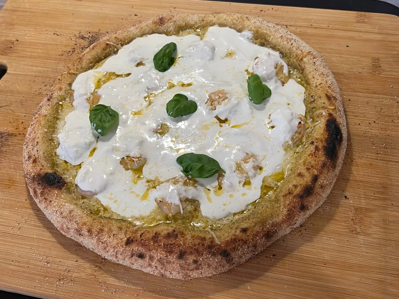 Ну а на второе пицца с креветками, страчателлой и рукколой 😋.