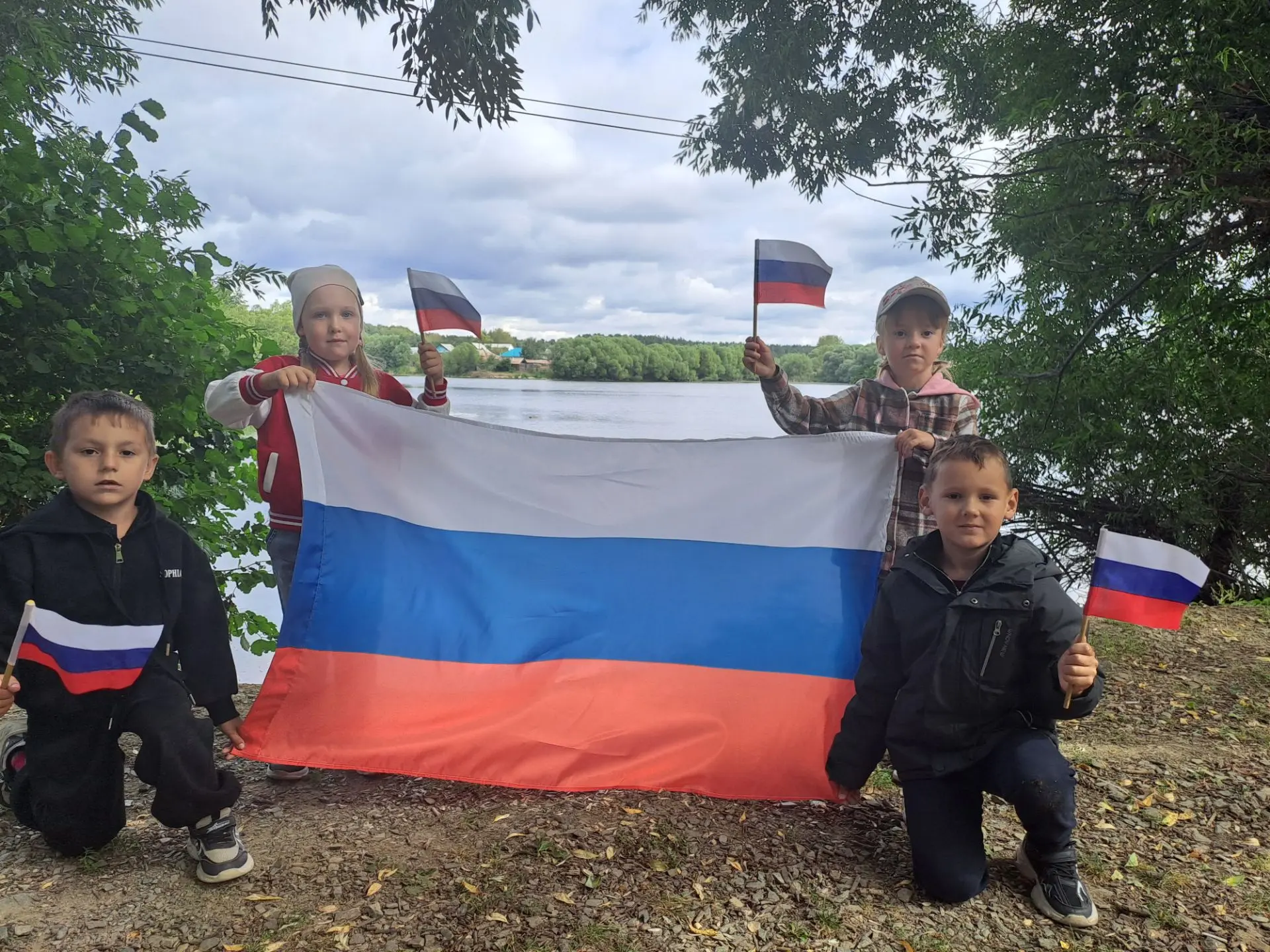 Мы с ребятами приняли участие в конкурсе " Флаг России"