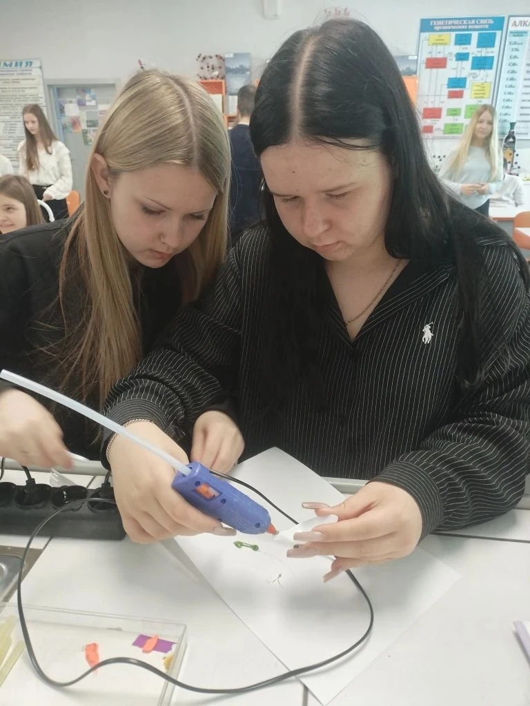 От теории к практике: школьники изучили полимеры!  💡 На занятии с преподавателем КНИТУ Шишкиной Н. Н