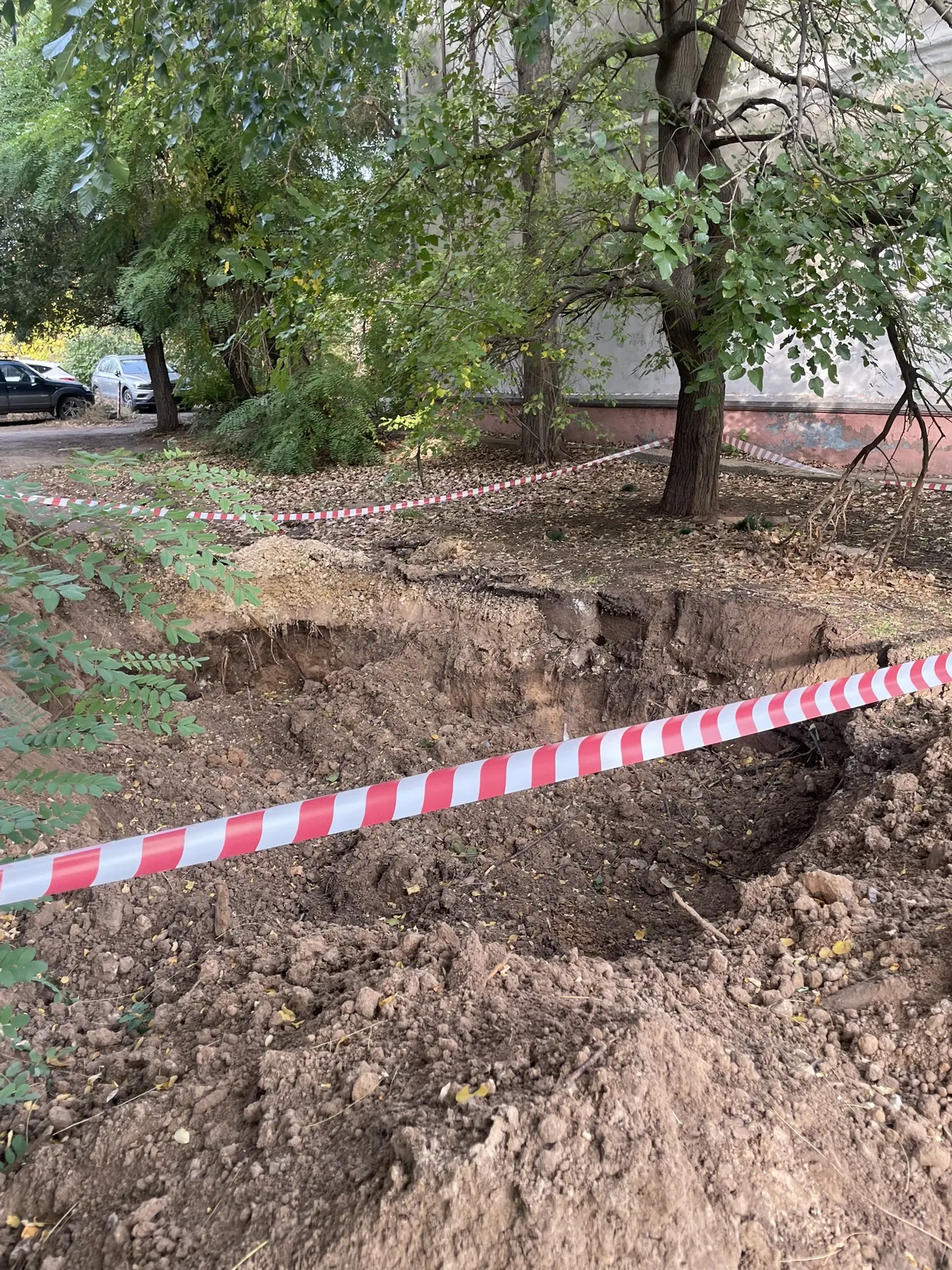 У нас все по классике , раскопали и теперь жди когда все сделают, а главное в осень все...
