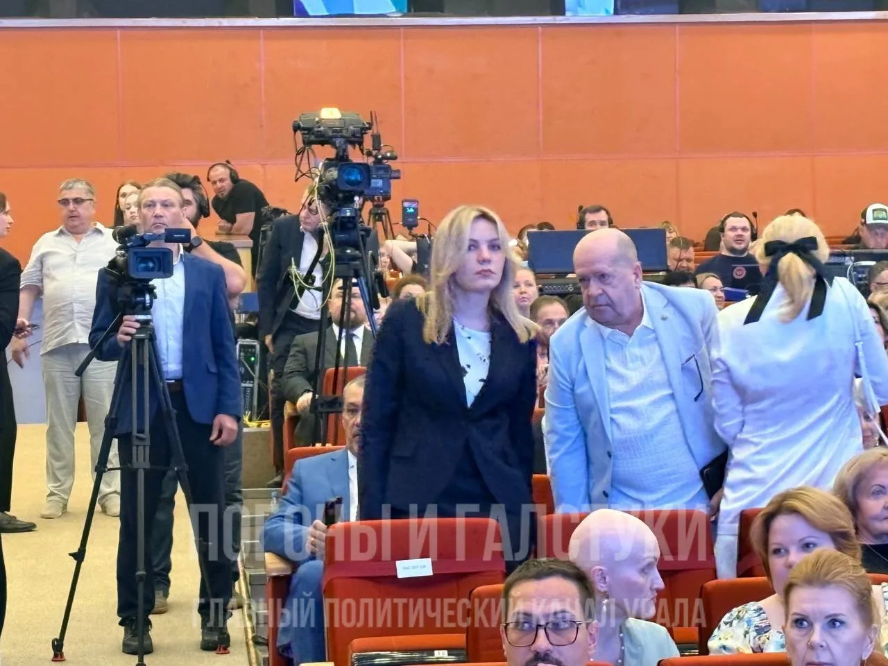 Политическая дебютантка Светяш появилась на приеме в честь свердловских медиков. Военны...