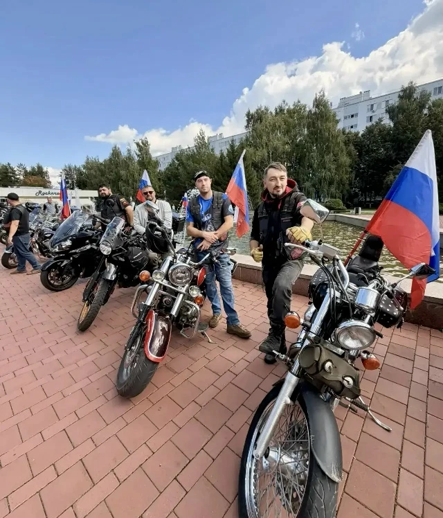 Рёв моторов, колонна из 30 мотоциклов, ленты-триколоры и огромный российский флаг 🇷🇺 ...